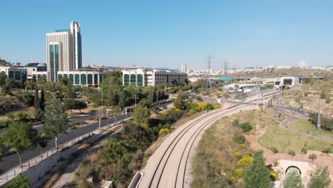 vista aérea del paisaje urbano de jerusalén con vías de tren