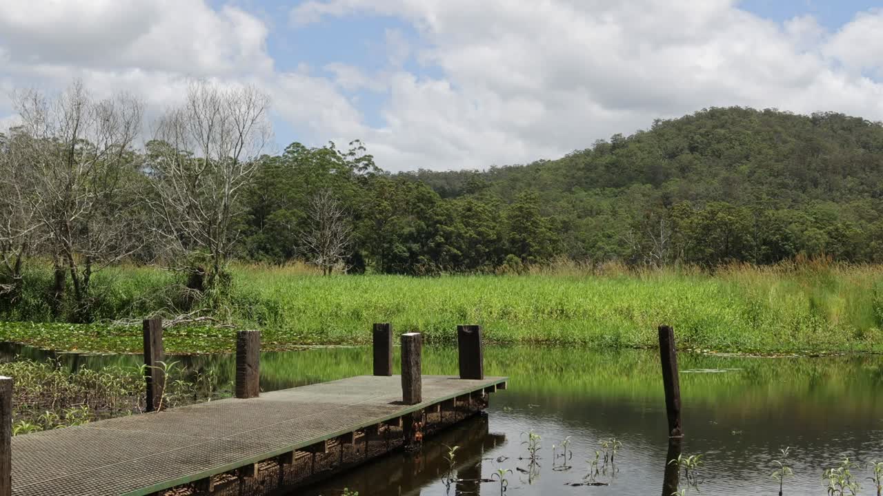 산과 항구와 함께 평화로운 호수 전망