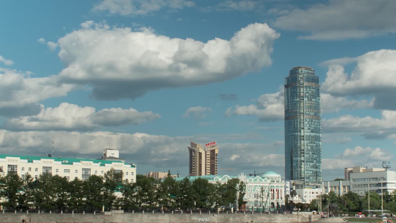 paisaje urbano con rascacielos y nubes