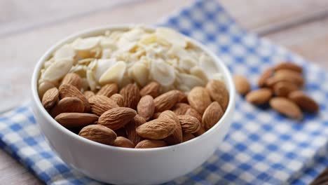 almendras en un tazón: bocadillo saludable e ingrediente para cocinar