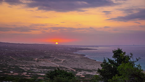 Timelapse-De-Un-Hermoso-Amanecer-Dorado-En-La-Costa-Desde-Un-Punto-De-Vista