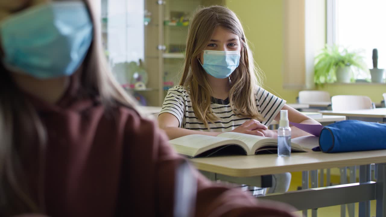 교실 에서 마스크 를 입은 여학생 의 비디오 초상화