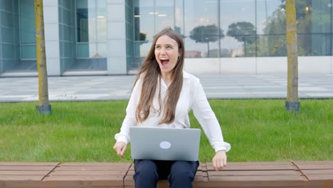 mujer empresaria estalló de felicidad después de hacer un gran trato en su computadora portátil