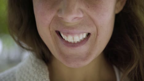 un primer plano de la cara de una mujer sonriente.