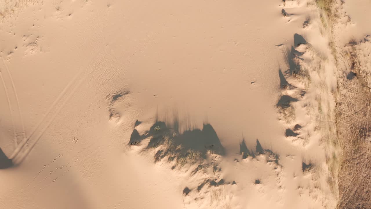 воздушный вид пустыни, песчаные дюны. текстура поверхности пустынной природы