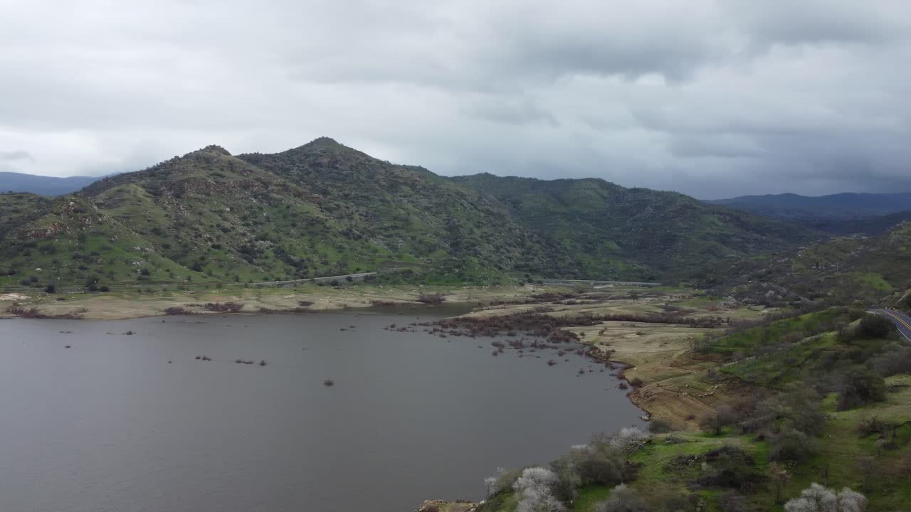 캘리포니아 세 강에 있는 카웨아 호수와 슬릭 록 레크레이션 센터의 탁 트인 전망