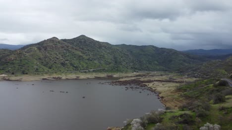 una vista panorámica del lago kaweah y el centro de recreación slick rock en tres ríos, california
