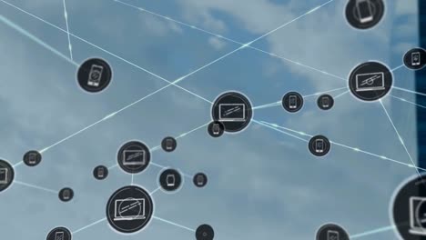 Netzwerk-Digitaler-Symbole-Vor-Wolken-Am-Blauen-Himmel