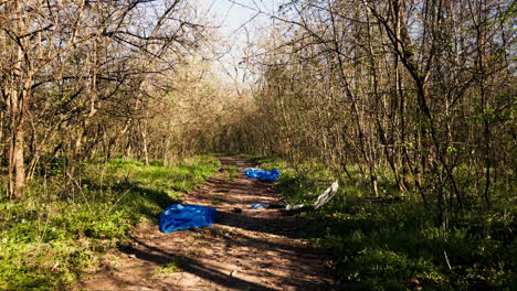 Toma-De-Drones-De-Un-Paisaje-Forestal-Vacío-Lleno-De-Basura-Y-Desechos-Plásticos.