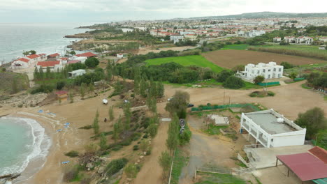 Vuelo-Aéreo-A-Lo-Largo-De-La-Costa-Del-Barrio-De-Kapparis-Al-Atardecer,-Paralimni,-Chipre