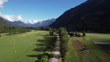 Tierras-De-Cultivo-De-Montaña-Con-árboles-Y-Campos,-Con-Motocicletas-Circulando-Por-El-Centro