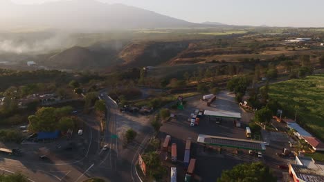 volando sobre carreteras de intersección con fondo natural cerca de tuxpan, jalisco méxico durante la puesta de sol