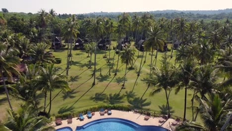 una vista tomada por un dron de un impresionante y tropical resort en tailandia