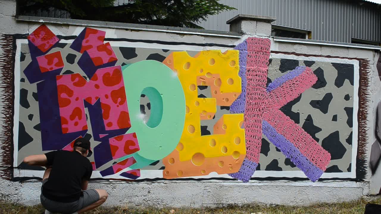 Processo di Creazione di Graffiti, Recinzione. L'Artista Disegna Graffiti