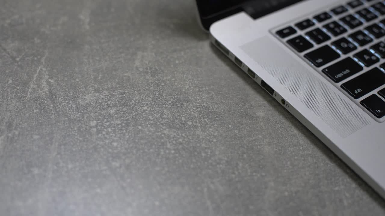 홈 오피스에서 노트북으로 일하는 프리랜서. 한 손으로 컴퓨터를 열고 닫는 여성 손의 클로즈업. 직장에서 비즈니스 편지를 쓰는 사업가. 키보드에 타이핑하는 돌리  ⁇