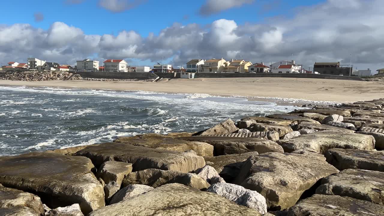 L'Oceano Atlantico che raggiunge la costa del Portogallo a Lavos.