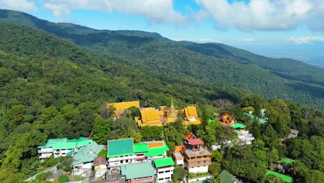 Wat-Phra-That-Doi-Suthep,-Goldener-Stupa,-Buddhistischer-Tempel-Des-Lanna-Königreichs-Im-Norden-Thailands-In-Chiang-Mai,-Top-Touristenattraktion-Und-Aussichtspunkt