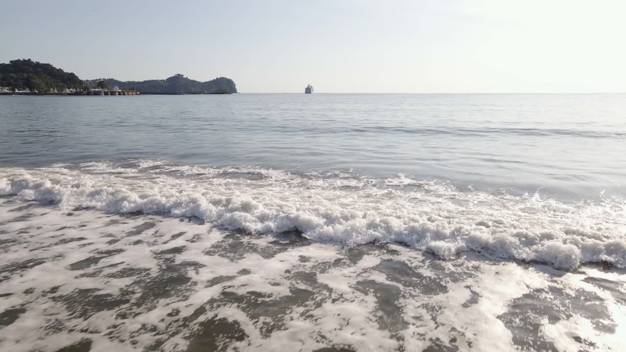 일몰 동안 케포스 해변의 해안에 부서지는 작은 파도