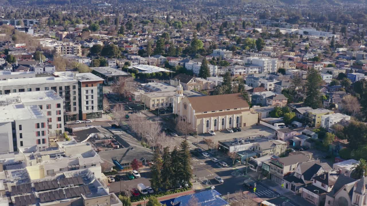 Oakland, California, una città con una chiesa. Ripresa con drone sopra la città.