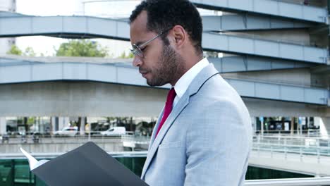 hombre de negocios profesional mirando la carpeta