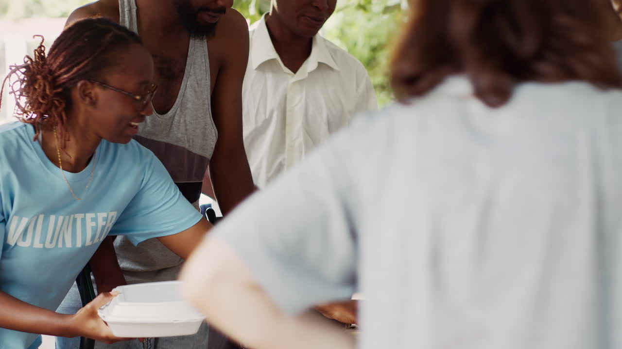 mujer voluntaria ayuda al hombre con muletas