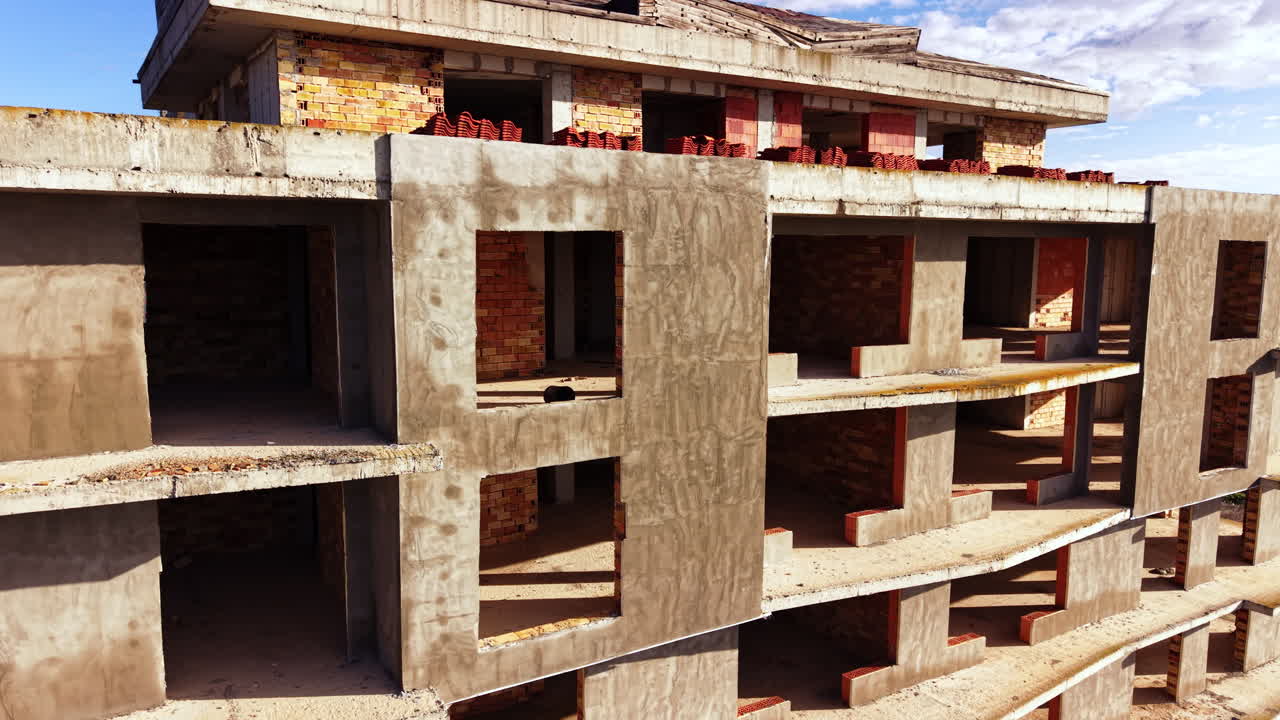 Construcción de nuevos edificios de varias plantas. Vídeo de dron de las fachadas con ventanas y balcones vacíos.