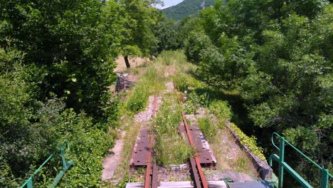 Punto-De-Vista-Del-Tren-Sobre-Un-Puente-Viejo-Y-Una-Vía-Férrea-Sin-Usar-Y-Olvidada