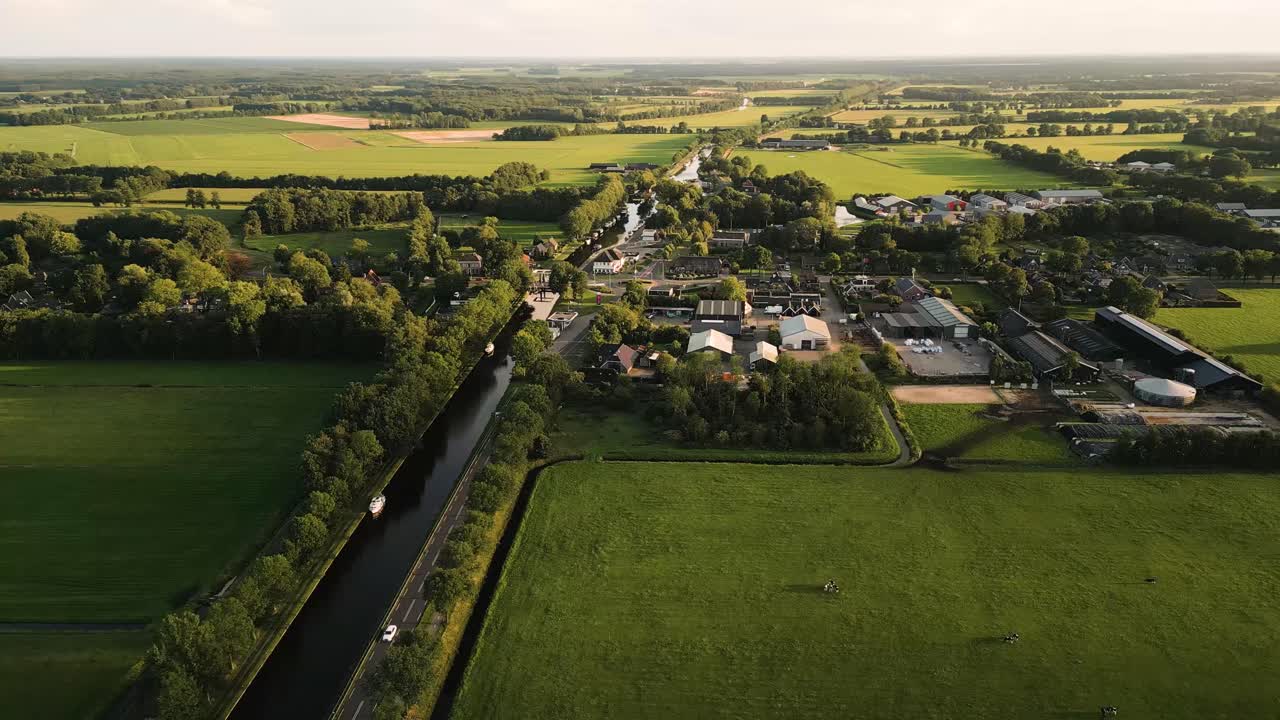 vista aérea de las tierras de cultivo y el canal holandés
