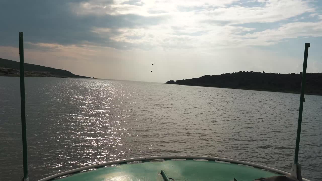 우간다 알버트 호수의 보트에서 일몰