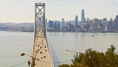 puente colgante de la bahía de san francisco domingo tráfico mediodía soleado febrero lapso de tiempo área de la baía centro del espacio de copia