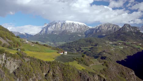 Zoomen-Auf-Den-Berg-Schlern-Und-Den-Berg-Tschafon-In-Südtirol,-Italien-Im-Herbst