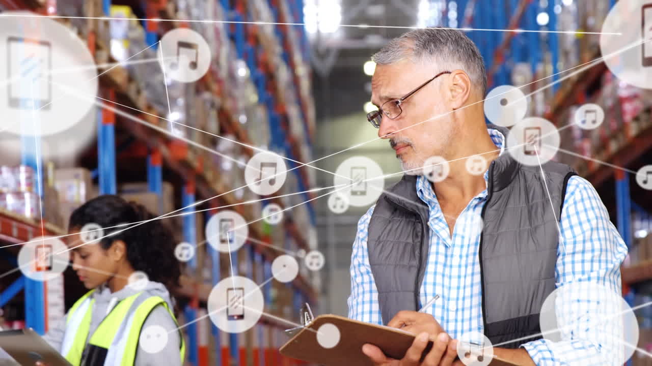 animación de redes de conexiones con iconos sobre personas que trabajan en el almacén