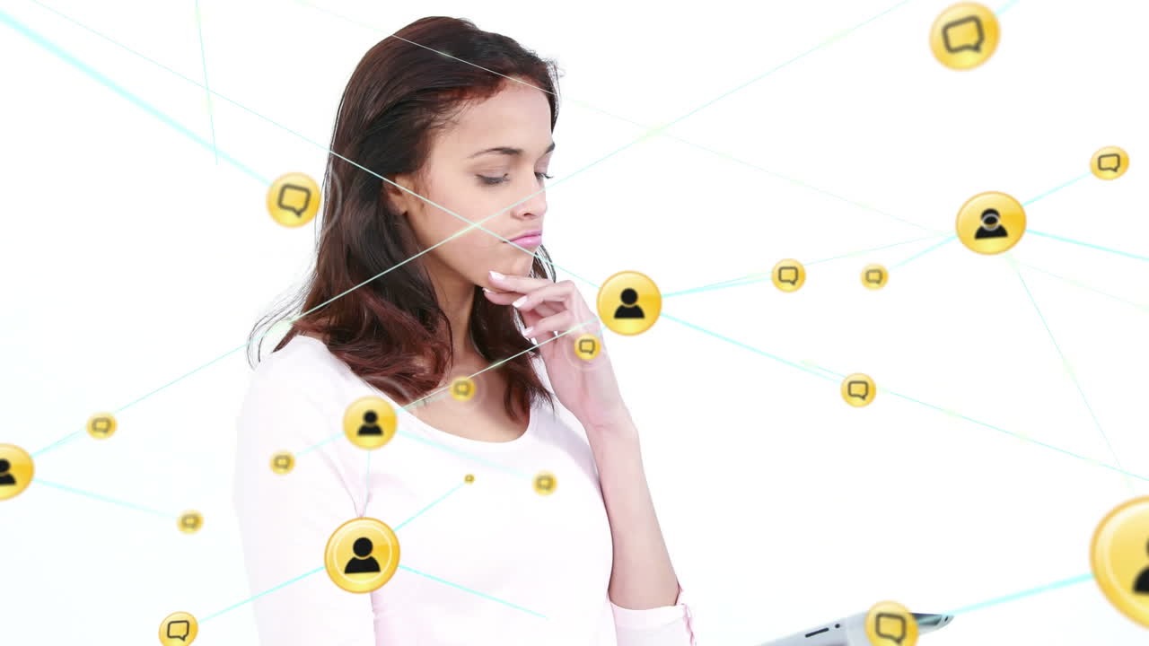 디지털 태블릿을 사용하는 사려 깊은 백인 여성 위의 선과 연결되는 아이콘의 애니메이션