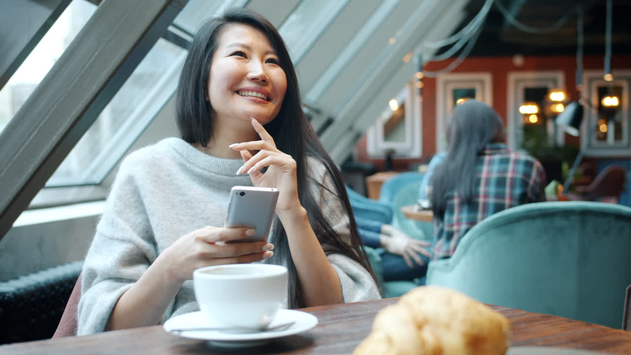 카페 에서 전화 를 사용하는 여자