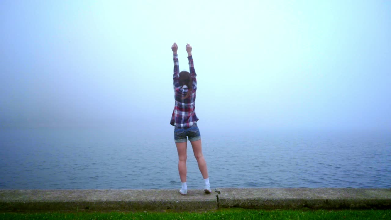 바다를 바라보는 여자. 뒤로 보이는 여자 바다 안개를 바라보는 여자. 꿈꾸는 개념