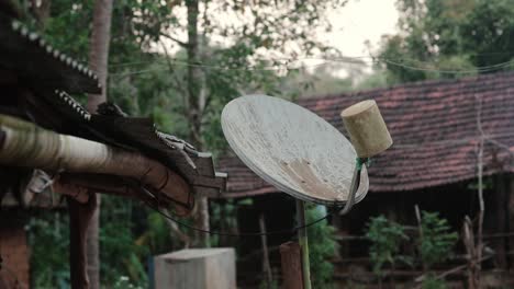 Antena-Parabólica-Al-Aire-Libre-En-La-Parte-Superior-Del-Techo-De-La-Casa-De-Madera-En-La-Zona-Rural