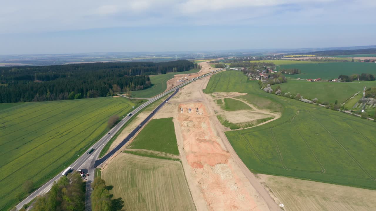 vista aérea de la construcción de una nueva carretera
