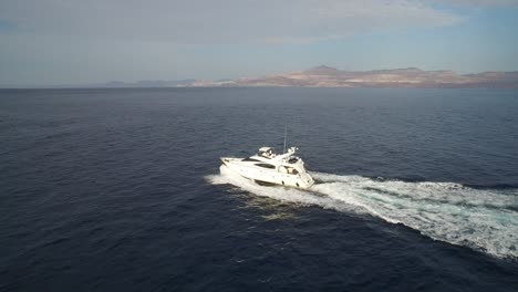 Toma-Aérea-De-Un-Yate-Navegando-En-El-Mar-De