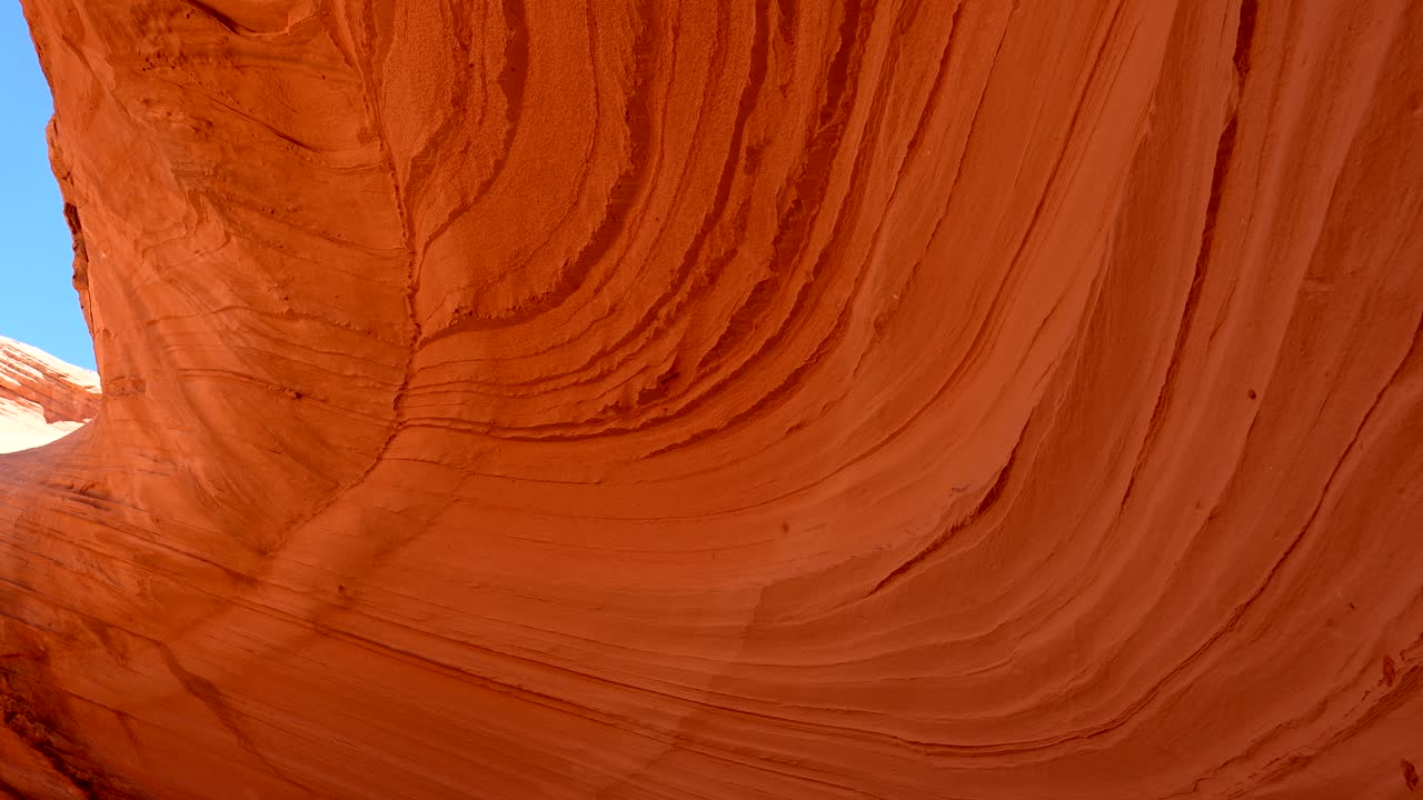 Muro astratto di arenaria rossa in un canyon a fessura