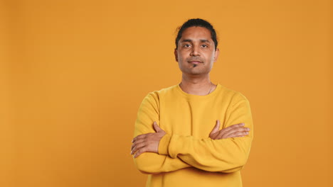 Portrait-of-cheerful-friendly-man-smiling,-studio-background