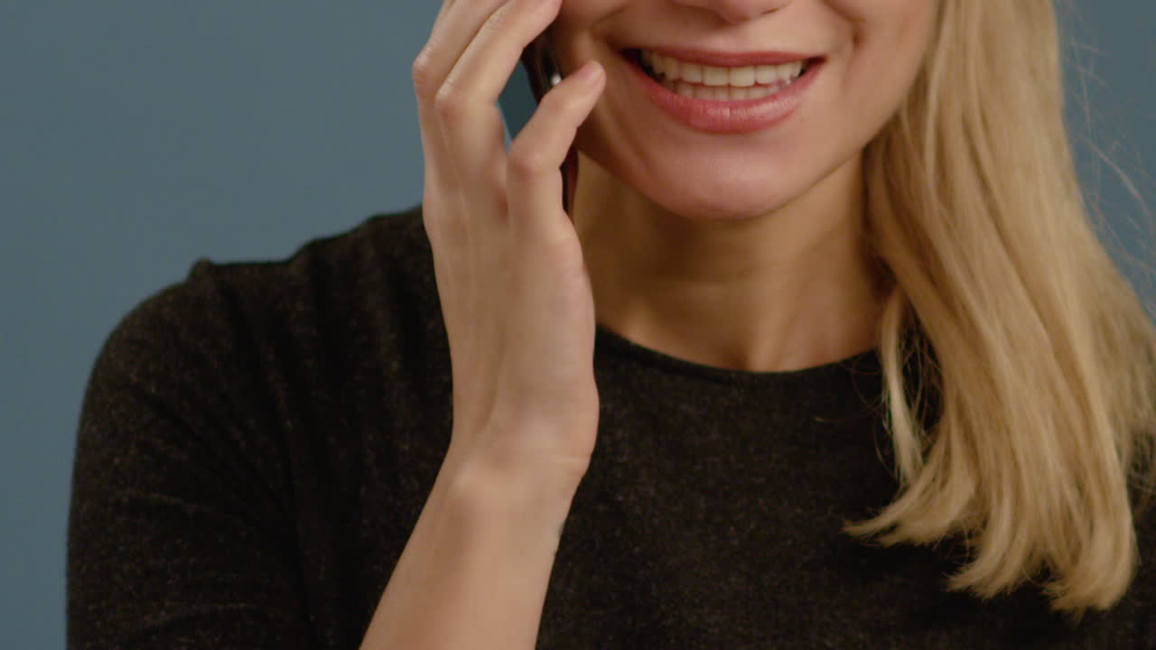 молодая женщина получает хорошие новости по телефону