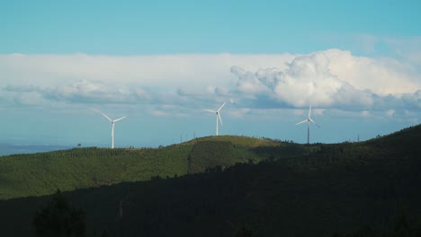 Windturbinenpark-Mit-Bewölktem-Himmel-Im-Hintergrund