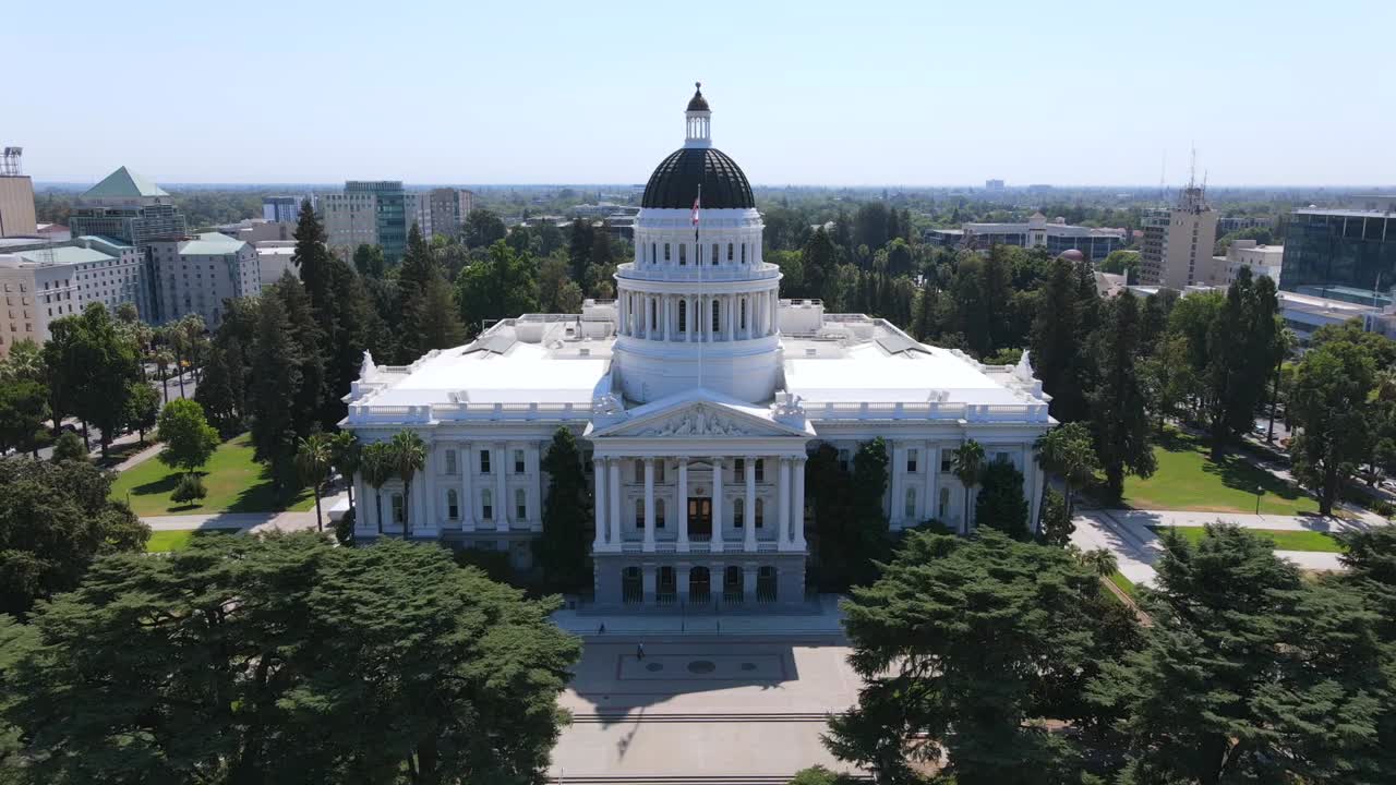 새크라멘토 캘리포니아의 국회 의사당 건물에서 멀리 당기는 훌륭한 공중 샷