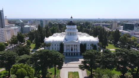 una excelente toma aérea alejándose del edificio del capitolio en sacramento california