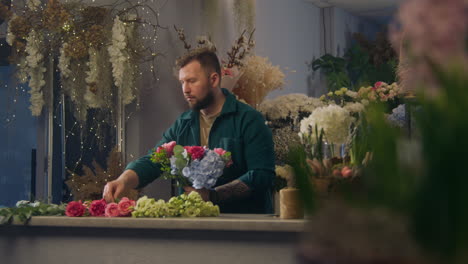 Der-Florist-Fügt-Dem-Blumenstrauß-Mehrfarbige-Blumen-Hinzu