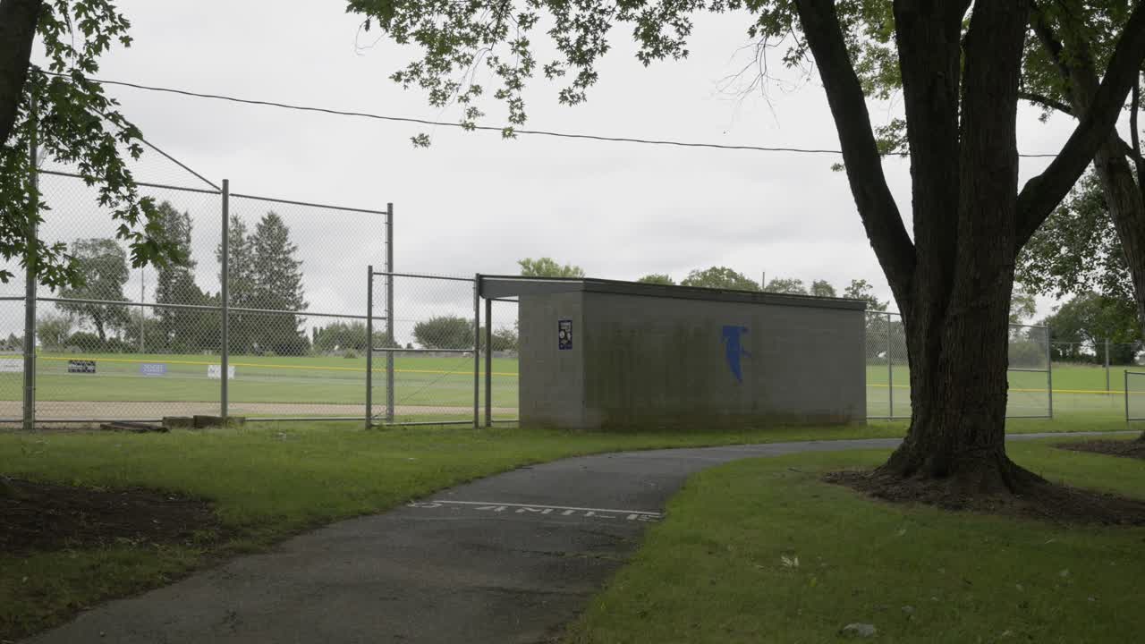 Baseballbane og en baseball dugout i en lokal park
