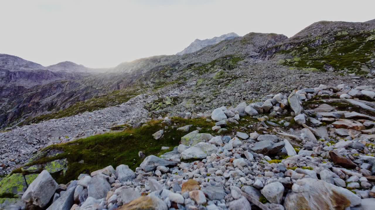 Ripresa aerea al tramonto con drone delle Alpi austriache in Tirolo in estate