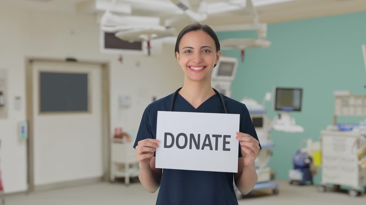 doctora india feliz sosteniendo una pancarta de donación