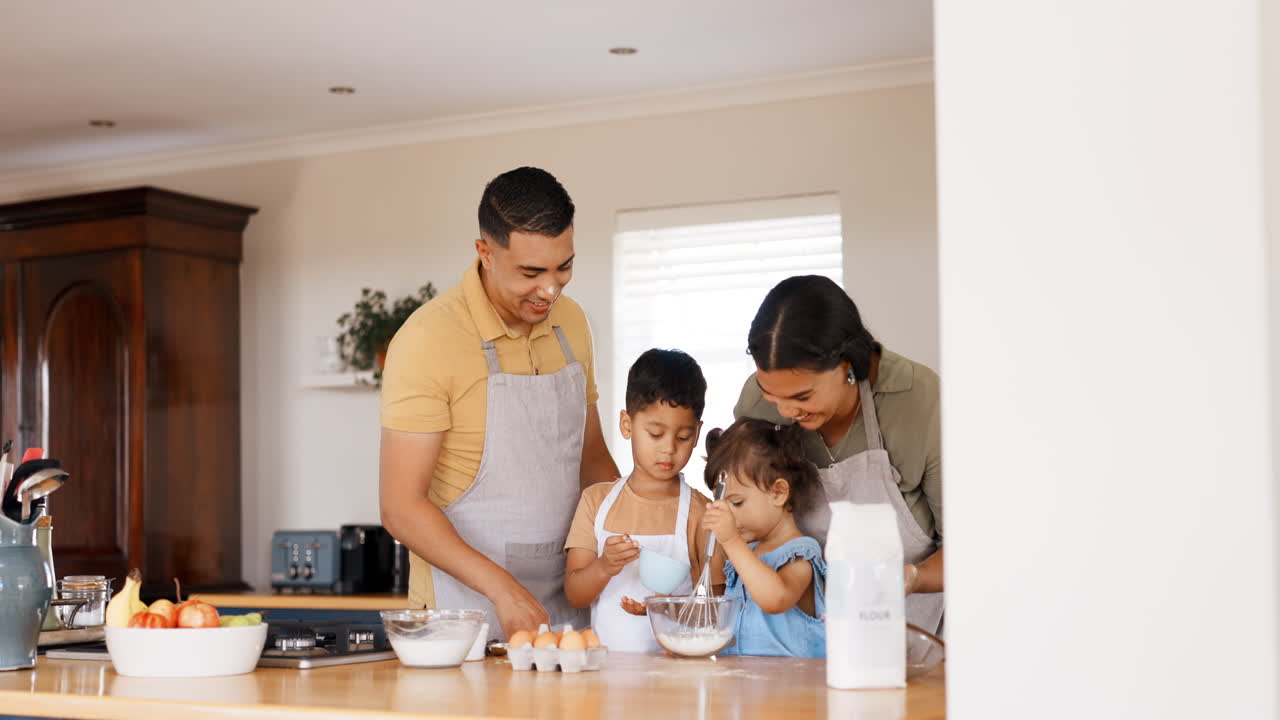семья дома, приготовление пищи и родители с детьми