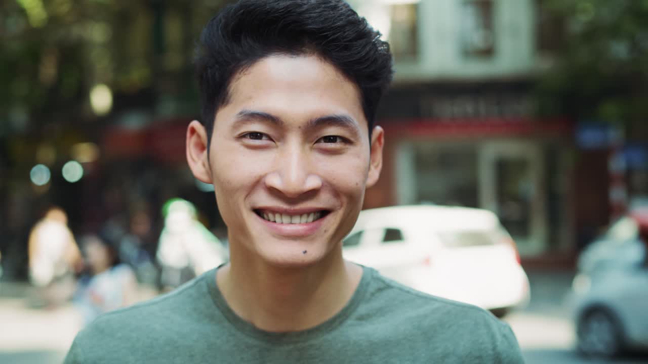 도시에서 베트남 젊은이의  ⁇ 드헬드 비디오 쇼